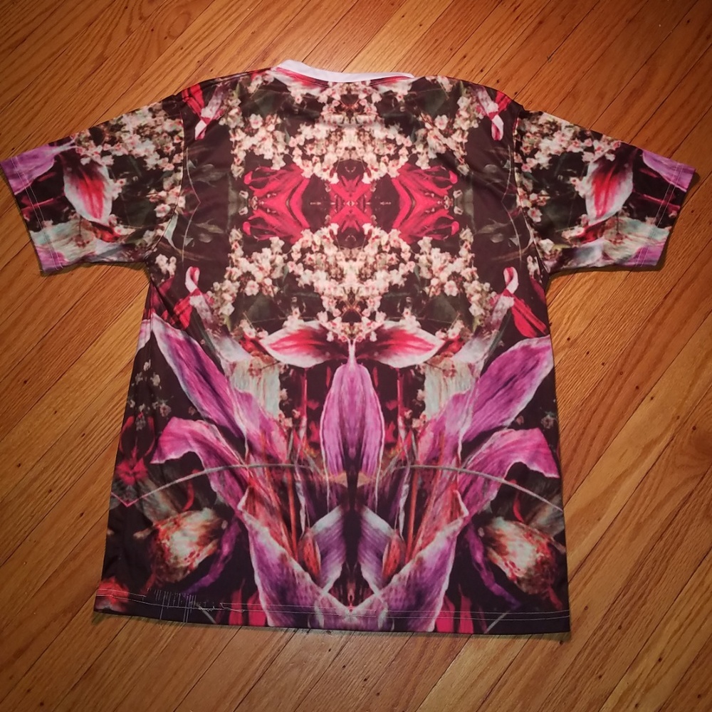 Classic Clothing Brand T-Shirt - XL - Picture 2 of 3